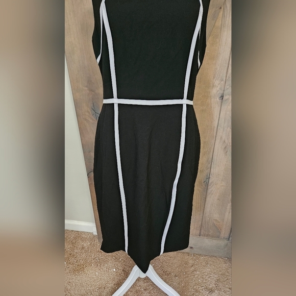 ELLEN TRACY Tailored Sheath Knee Length Dress In Black. White Piping. Size 8 NWT - Picture 10 of 14